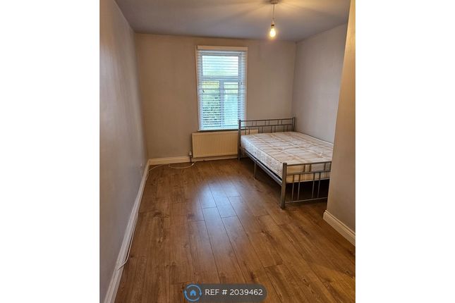 Room to rent in Cranbrook Park, London