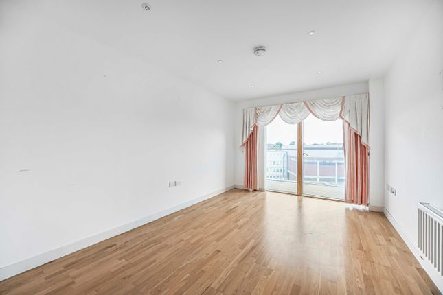 Flat for sale in Streatham High Road, London