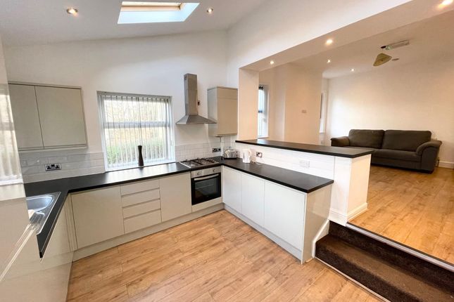 2, Storths Road, West Yorkshire photo 2