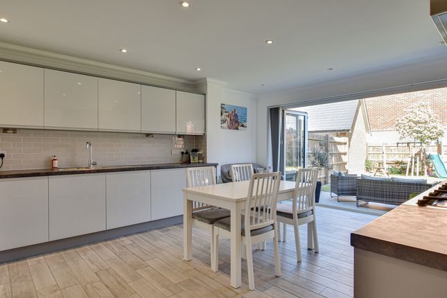 30, Guelder Rose, Essex, CM6 1XF photo 4