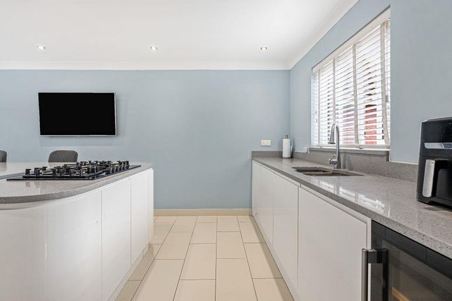 17, Stirling Way, Sutton photo 3