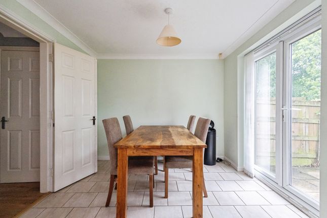 17, Cedarwood Close, Manchester photo 4