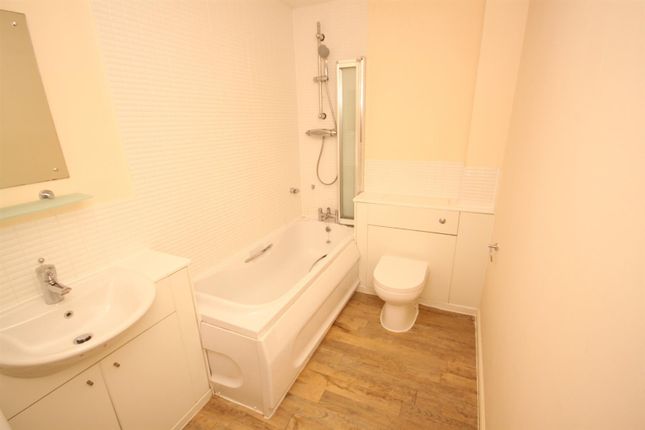 Town house to rent in Gardenia Road, Bromley