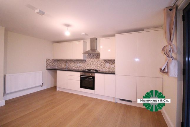 Flat to rent in High Road, Ilford