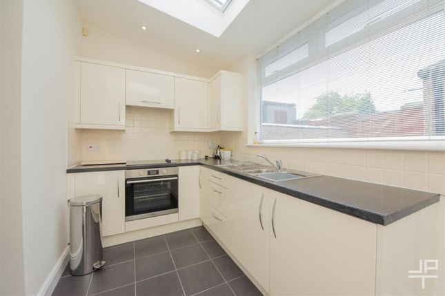 8, Mere Avenue, Leigh photo 5