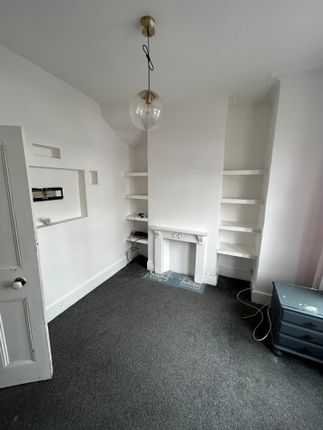 5, SUTTON photo 5