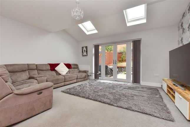 Consort Drive, Leatherhead photo 4