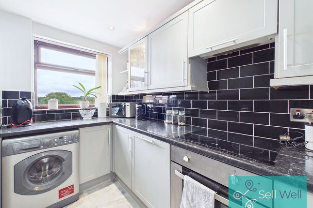 18, Lawefield Crescent, Manchester photo 2
