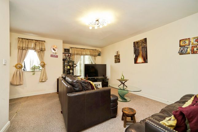 19, Oaklands Crescent, Leeds photo 3