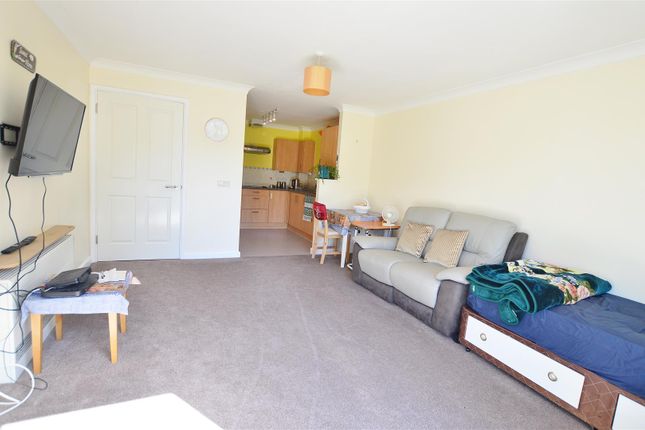 Flat for sale in The Pines, Forest Close, Slough