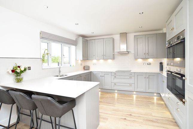 4 Brookfield Garth, Harrogate photo 2