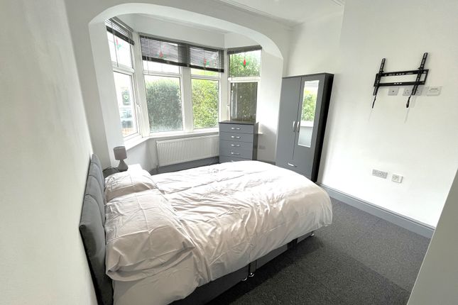 140, Westminster Drive, Westcliff-on-Sea photo 2