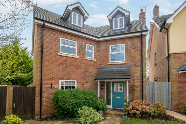 Town house for sale in Perdue Close, Hook, Hampshire