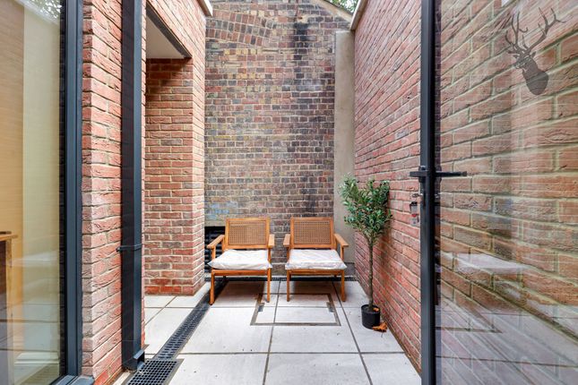 24c Morris Road, London photo 4