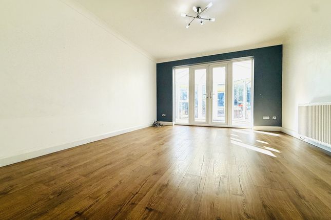 5, Farmbrook, Bushmead photo 4