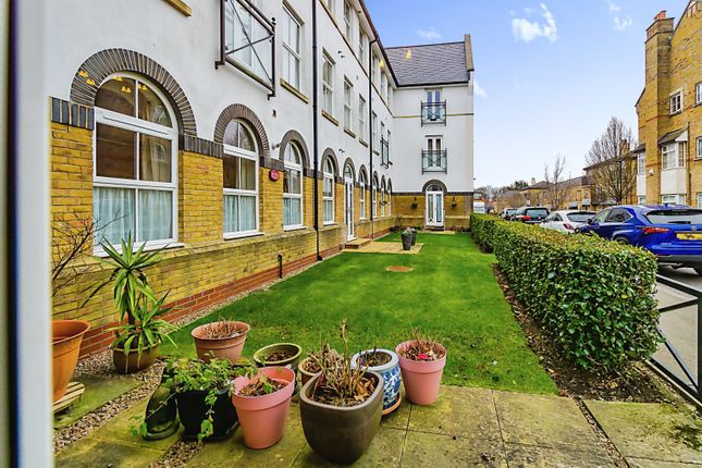 Thumbnail Flat for sale in Boundary Point, Coldstream Road, Caterham, Surrey