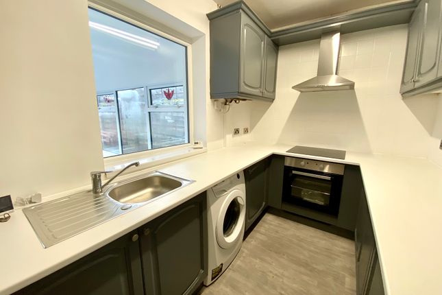 30, Dukinfield photo 2