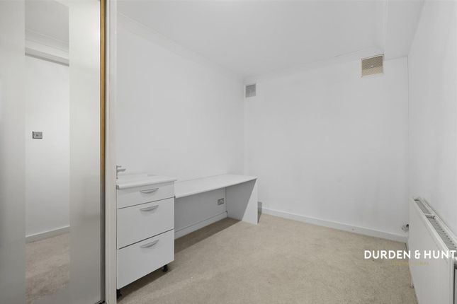 3 Hawthorns, Woodford Green photo 2