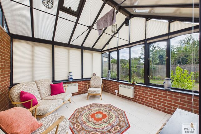 6 Hunters Way, Chichester photo 4