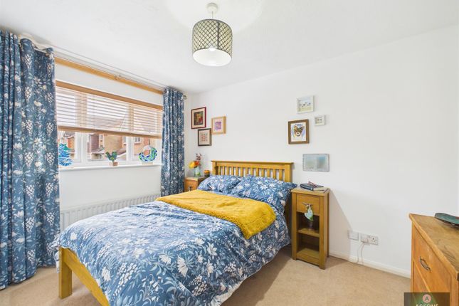 73, Dakin Close, Crawley photo 4