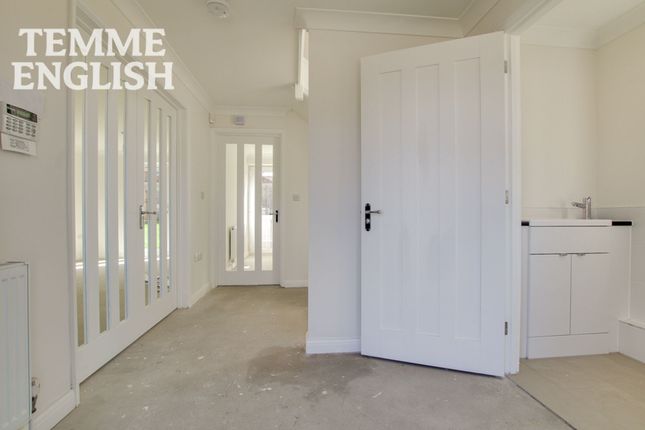 3 Creeksea Crescent, Wickford photo 4