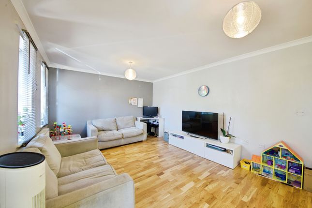 Flat 15, Sudbury Court,, Glandford Way, Romford photo 4