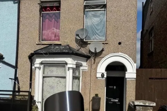 6 Bedroom Terraced For Rent