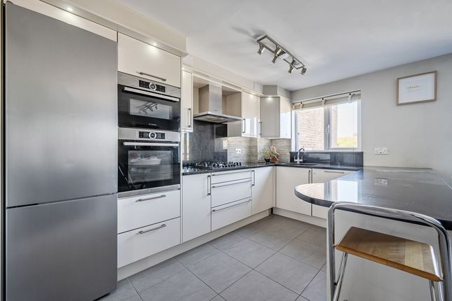 15, Kingfisher Court, Guildford photo 4