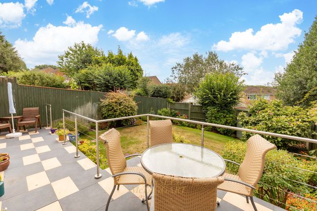 24 Fulmar Drive, East Grinstead photo 2