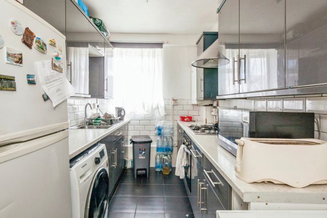 Flat for sale in Lindley Estate, London