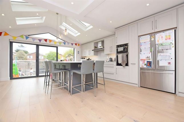 20, Birchwood Grove, Hampton photo 2