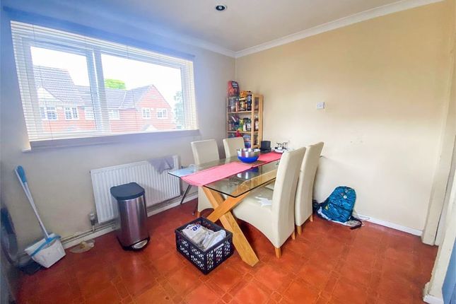 44, Laburnum Grove, Langley photo 4