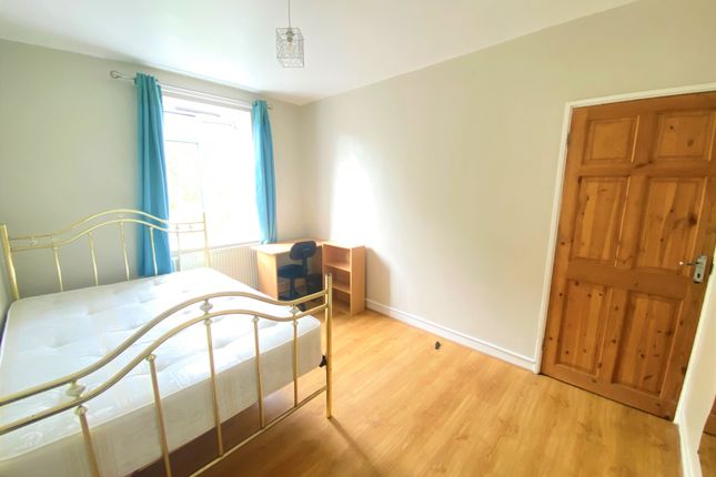 Room to rent in Hilldrop Estate, London
