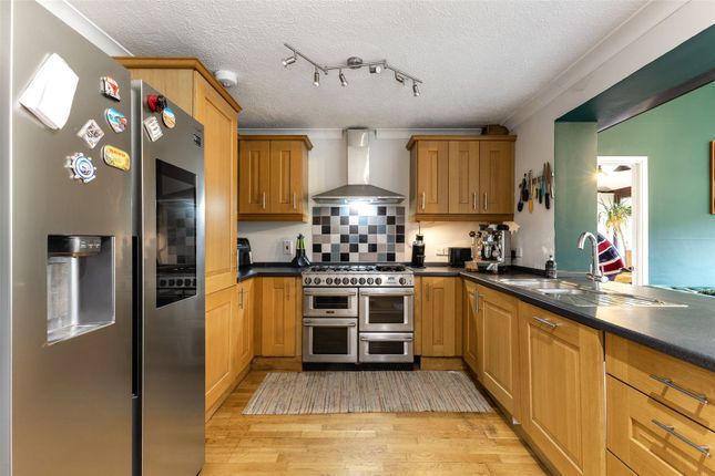 2, Herridge Close, Bramley photo 3
