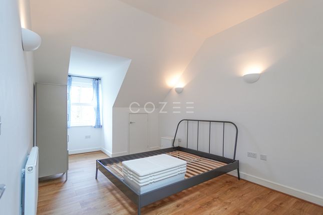 Town house to rent in Lovegrove Way, London