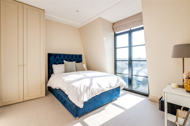 Flat for sale in Devereux Road, London