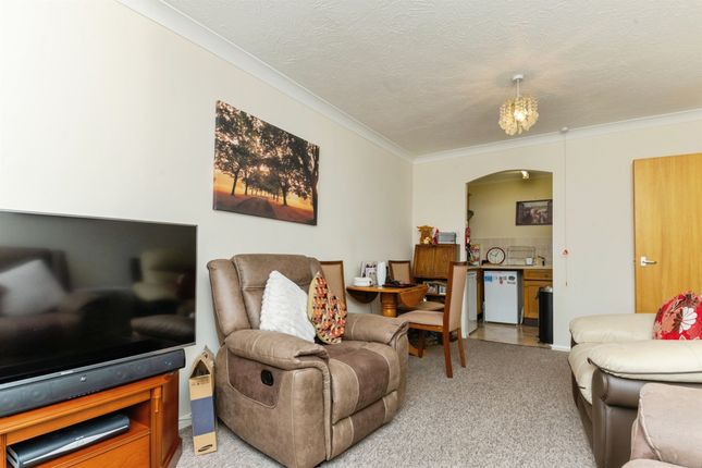 Flat 21, Castle Court, 35, Castle Road, Clacton-On-Sea photo 3