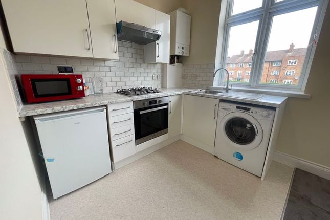 Flat to rent in Watford Way, London