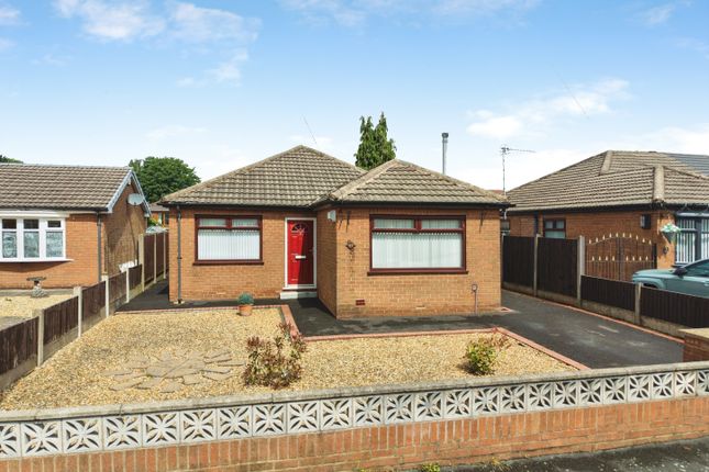 2-bed house on 32, Hyacinth  Close, Haydock, £230,000