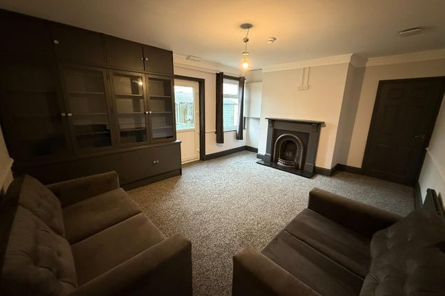 Room 4, 2, Aketon Road, Castleford photo 3