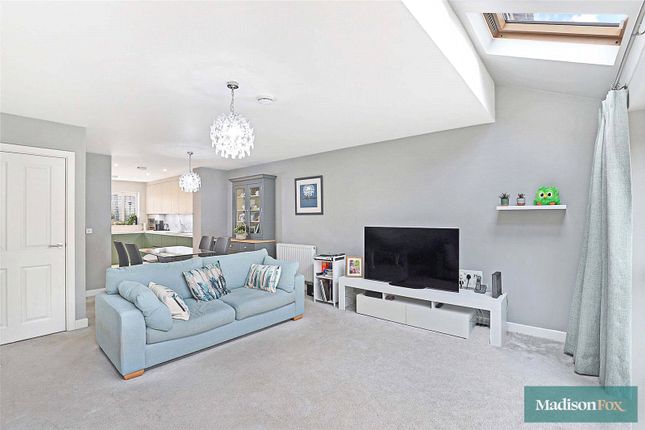 14, Becket Close, Woodford Green photo 4