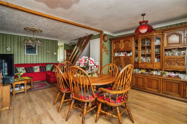 19, Holly Court, West Sussex photo 4