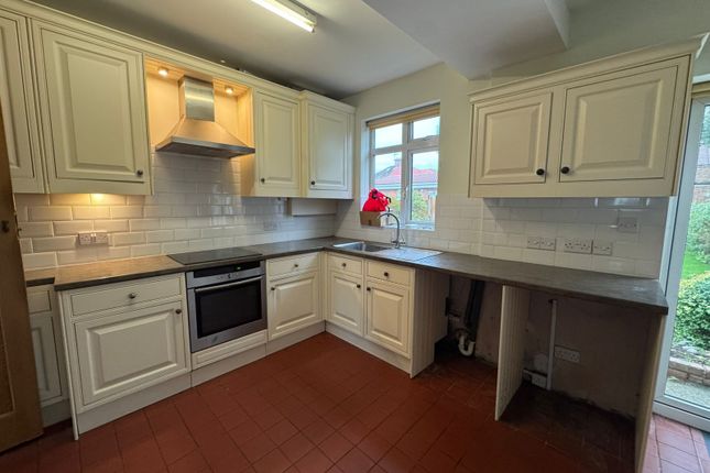 4 Bed Semi-Detached House To Rent Somerset Waye, Hounslow Tw5