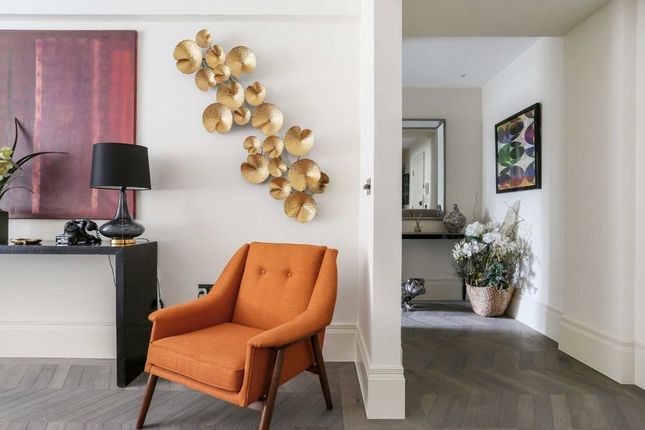 Flat 26, Chesterfield House, South Audley Street, London photo 4