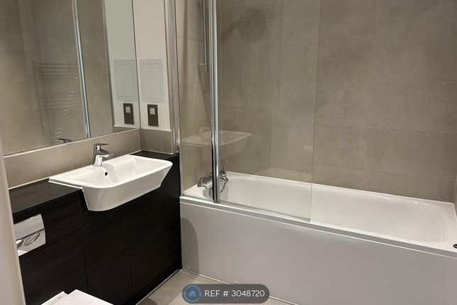 Flat, Angel Lane, London photo 3