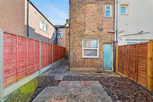 Property for sale in Fairlawn Park, London