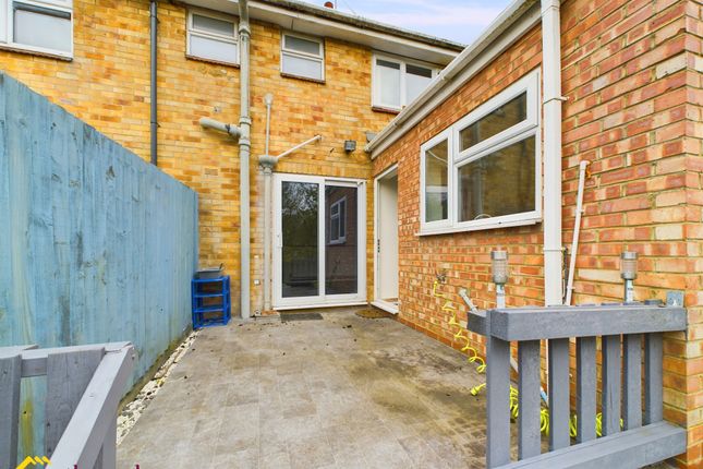 Terraced house to rent in Mold Crescent, Banbury