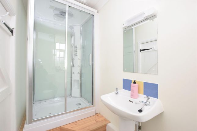 Bed 2 En Suite.Jpg