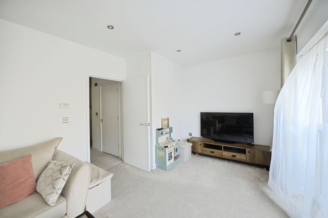 67, Ager Avenue, Dagenham photo 3