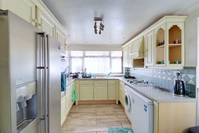 27, Elmer Gardens, Rainham photo 4